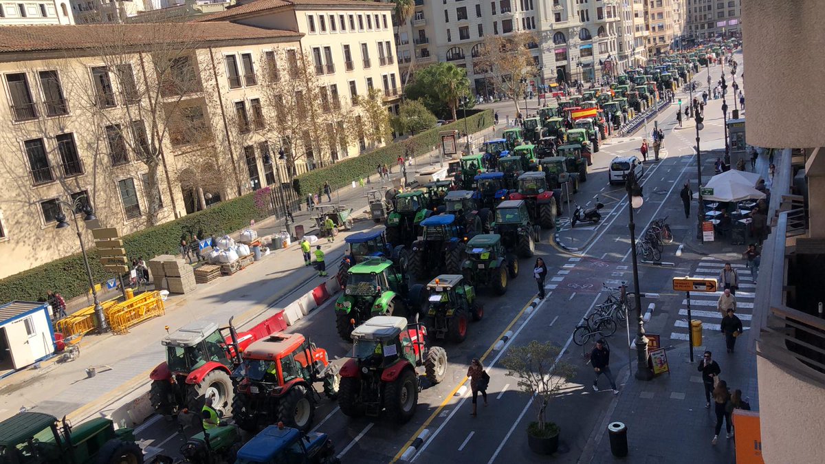 apuntnoticies's tweet photo. @annagalbis @UnioLlauradors @ava_asaja Els tractors envaeixen els carrers del centre de #València. 

👉https://t.co/UWyzRcdWFJ https://t.co/29UIT5tNYu