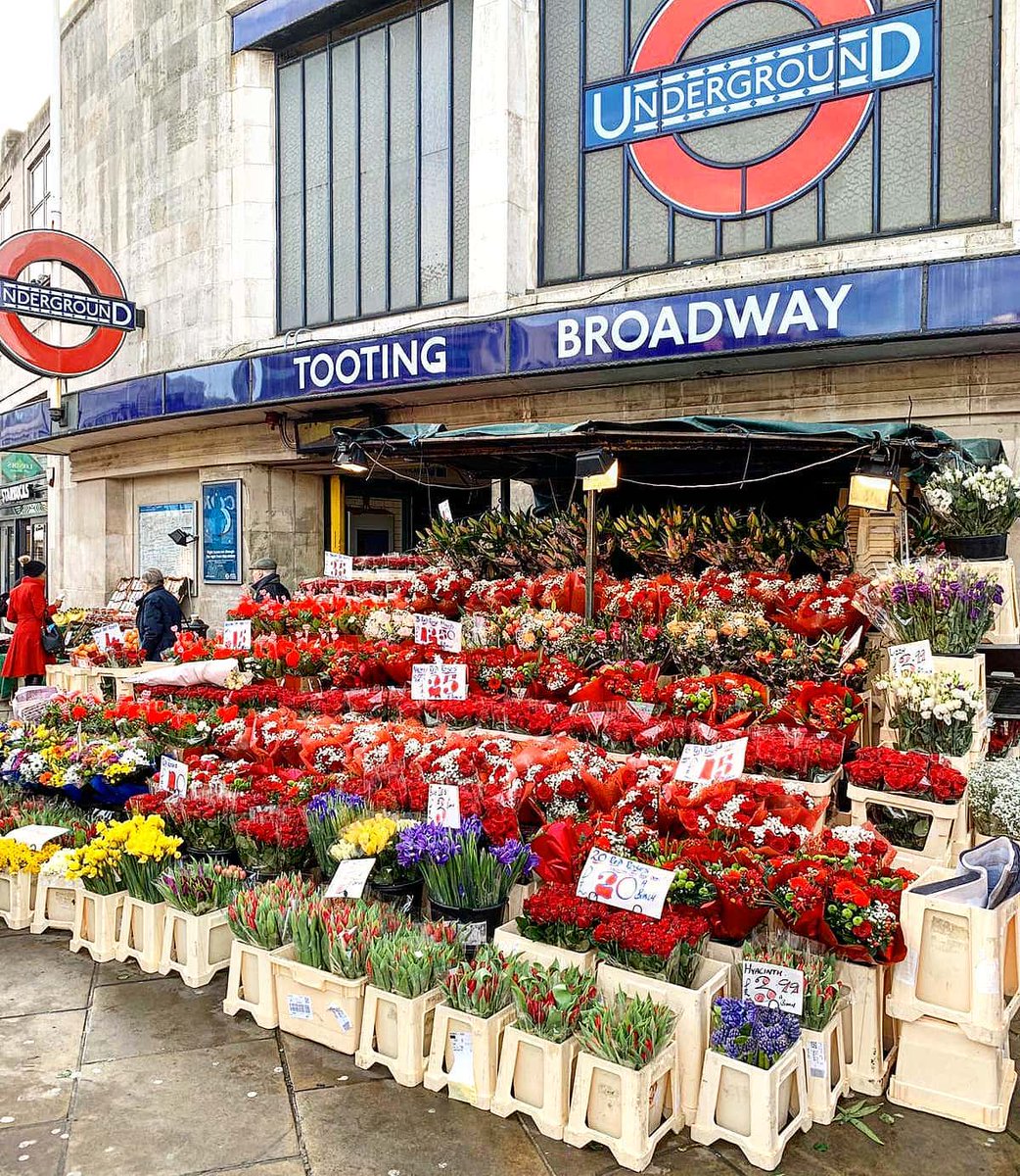 tootingnewsie's tweet image. The flower stall at #Tooting Broadway is always a spectacular sight, and never more so than on #ValentinesDay! Anyone for some red roses (or some hyacinths, daffs, tulips...)?
#Valentines2020