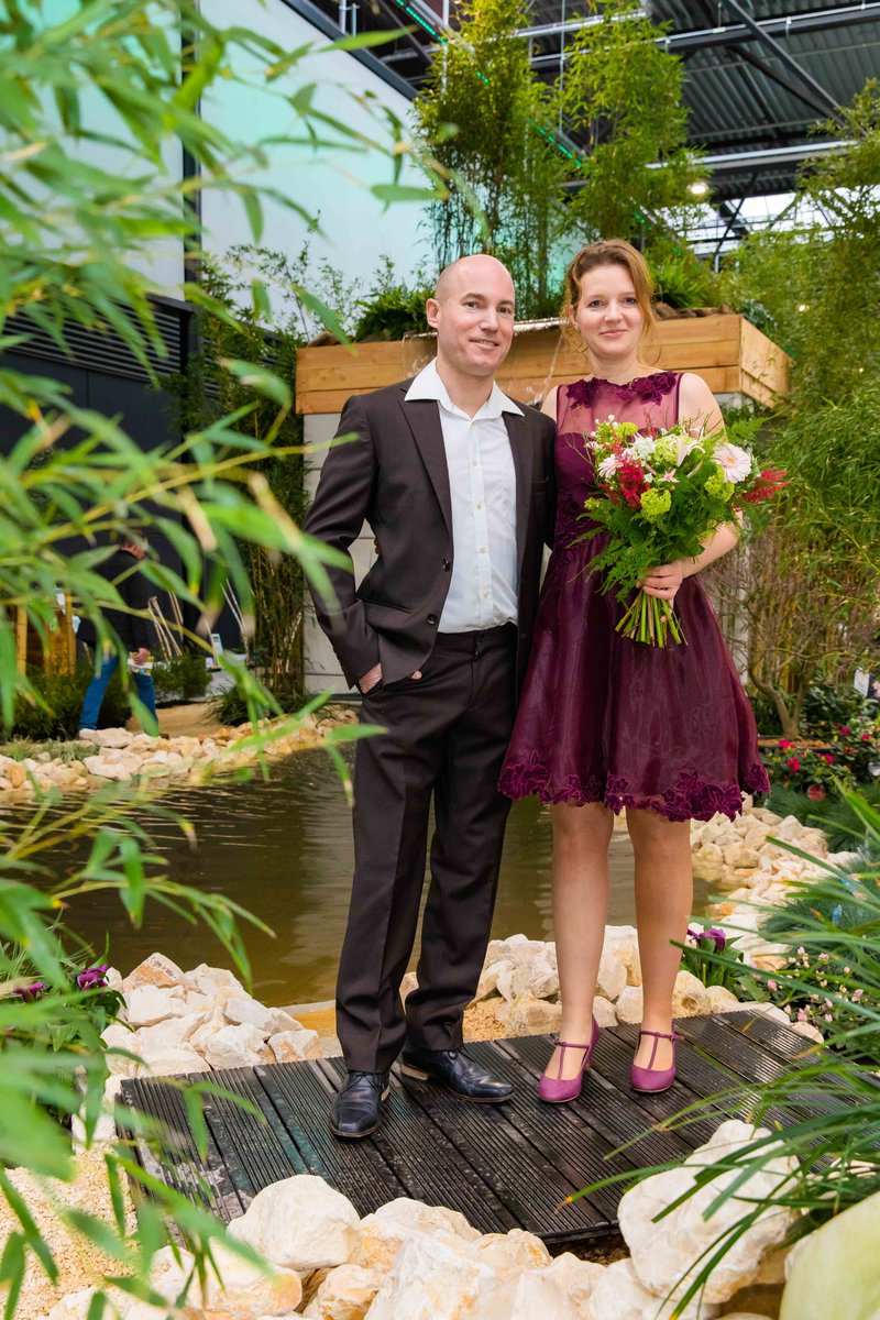 MijnTuinIdee's tweet photo. Gehuwd op Valentijnsdag? Dan mocht je vandaag gratis TuinIdee bezoeken én werden je trouwfoto's dunnetjes over gedaan. In een groene omgeving in plaats van een kaal park, besneeuwd prieeltje of binnen bij de centrale verwarming. Mariska en Roy uit Vlodrop, geniet van jullie dag! https://t.co/5urVbXCF6R