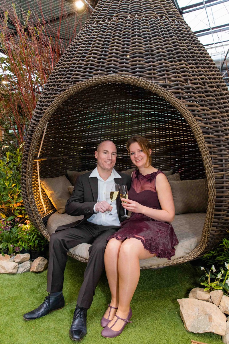 Gehuwd op Valentijnsdag? Dan mocht je vandaag gratis TuinIdee bezoeken én werden je trouwfoto's dunnetjes over gedaan. In een groene omgeving in plaats van een kaal park, besneeuwd prieeltje of binnen bij de centrale verwarming. Mariska en Roy uit Vlodrop, geniet van jullie dag!