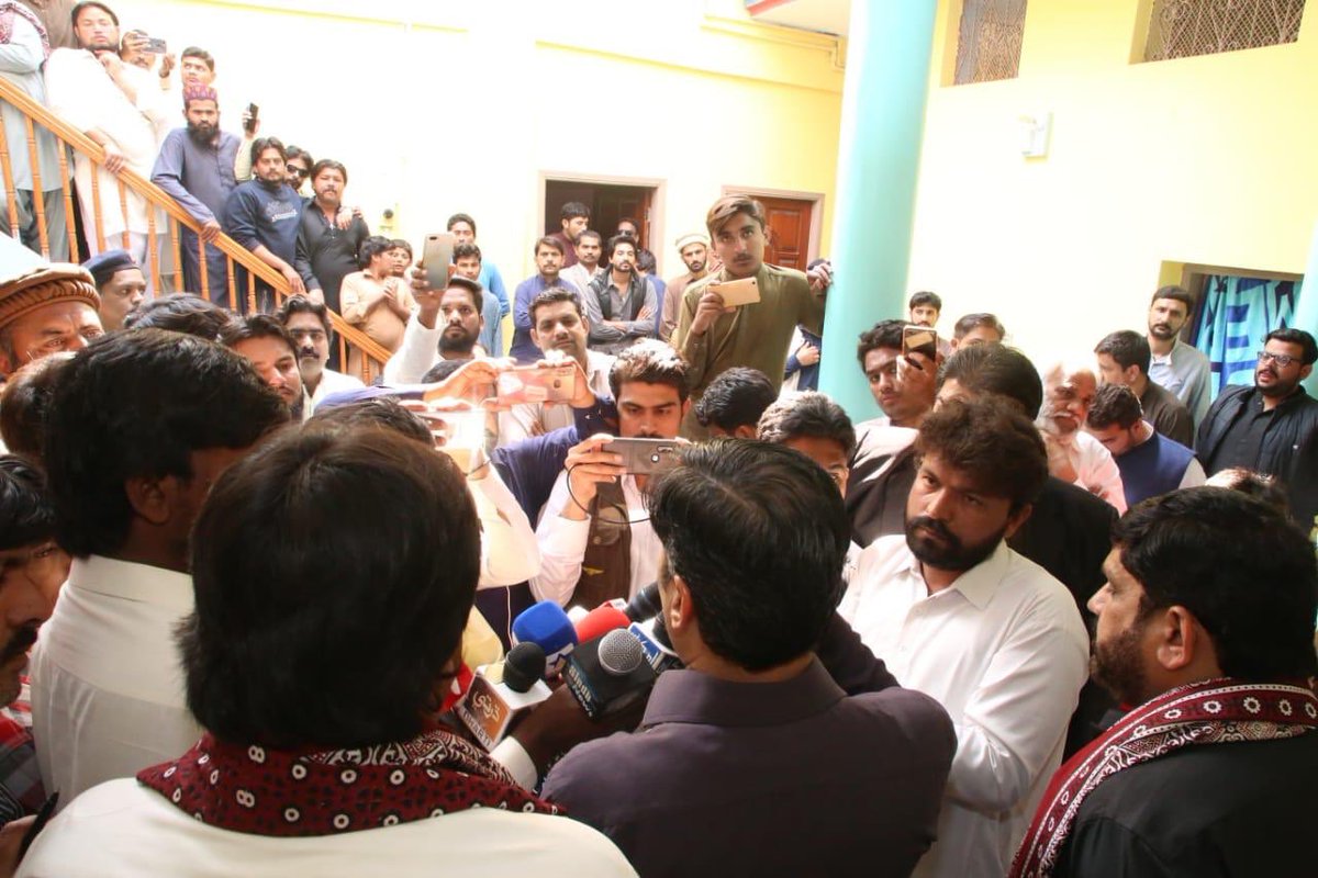 SophiaJ89504407's tweet photo. بھٹ شاہ: چیئرمین پاک سرزمین پارٹی سید مصطفیٰ کمال کی بھٹ شاہ میں پریس کانفرنس سے خطاب، اس موقع پر صدر انیس قائمخانی، وائس چیئرمین اشفاق منگی اور سندھ کونسل کے صدر شبیر قائمخانی بھی موجود ہیں! @newsonepk 
#PSPinSindh https://t.co/uY1mzbb7Fk