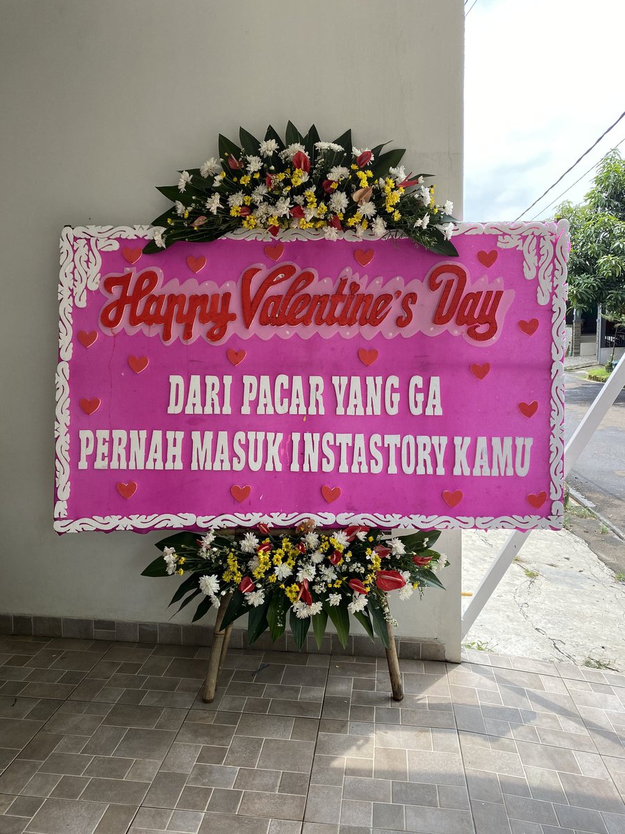 radenrauf's tweet photo. Valentine bukan budaya kita, budaya kita itu udah saling sayang, saling nyaman, eh ternyata beda agama. Ekekeke

Budaya kita itu udah saling sayang, saling nyaman, seagama, eh tapi ga direstuin orang tua :((( https://t.co/4MlYLPFQvd