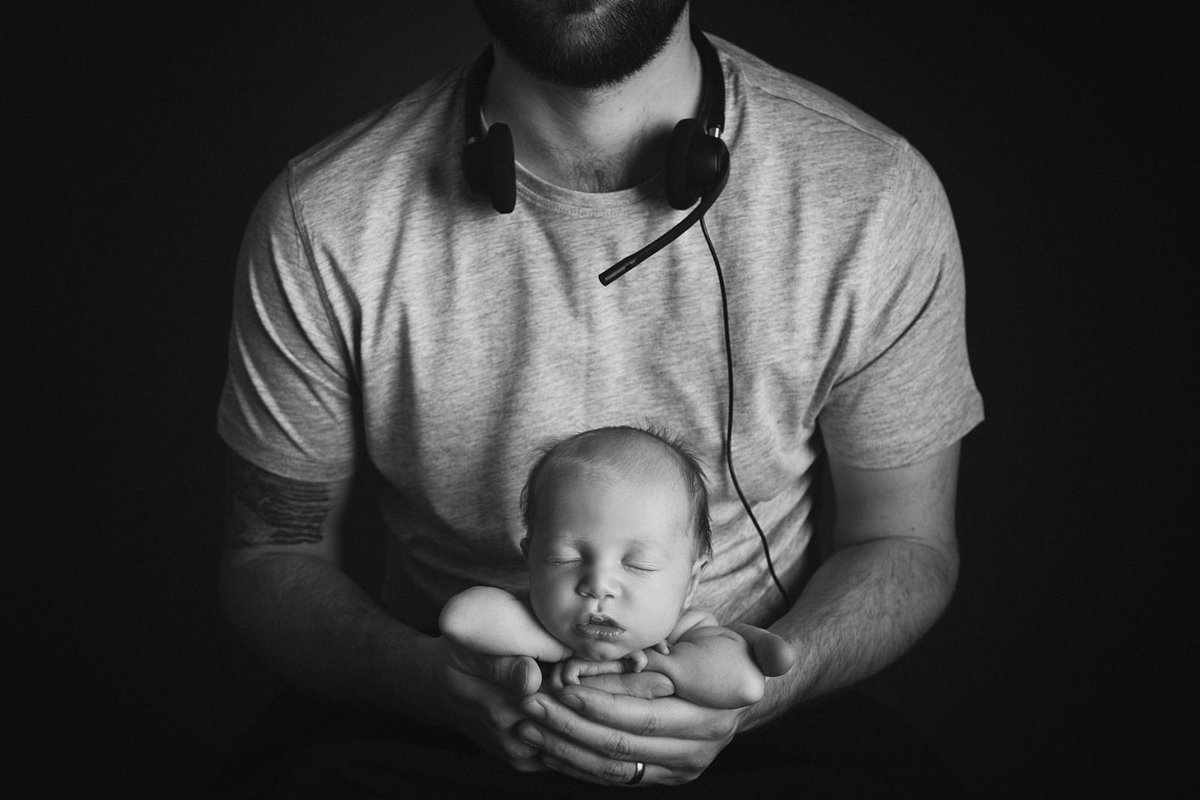 ASPControlRoom's tweet photo. Happy Valentines Day everyone!  Meet Elsie - her mummy and daddy met in the control room @ASPolice and welcomed her into the world last month.  She's already been in to say hello to the team and we all fell in love❤️ Isn't she adorable! #CommsFamily #HappyValentinesDay2020 https://t.co/SzKpT4lelr