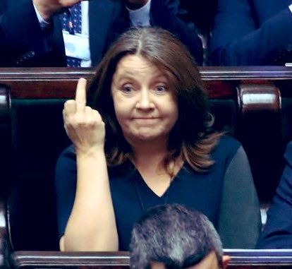 Dziesiątki moich znajomych zbierają co miesiąc na „pomagam” i innych serwisach pieniądze na leczenie onkologiczne dzieci za granicą.
Bo w Polsce umrą. Glejaki, neuroblastoma.
A potem wychodzi #Lichocka i w ten sposób się cieszy, że kasa pójdzie na TVP, nie onkologię.
Dno.