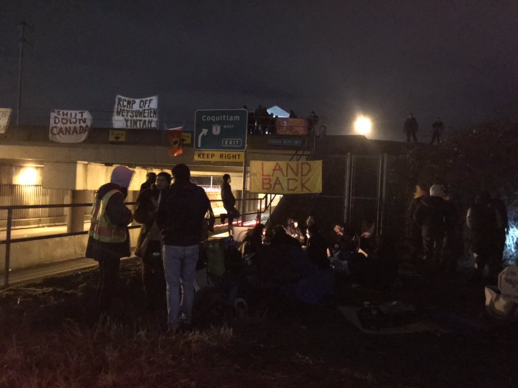 Meerakati's tweet image. For more on the blockade along the CP tracks on the Pitt River rail bridge and #WestCoastExpress cancellations, please folllow my colleague for overnight updates @gpsmendoza Tonight more folks who say police are not allowing them to go past a chain link fence  to join main camp