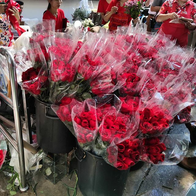 WeekenderBK_en's tweet photo. #happyvalentinesday #valentineday
#20200214 #photooftheday #thailand #bangkok #flowers #red #rose #love #泰国 #曼谷#バンコク #バンコクライフ #バンコク暮らし #タイ #バレンタインデー https://t.co/EFJlOMFtYe https://t.co/llUihx2Lb1