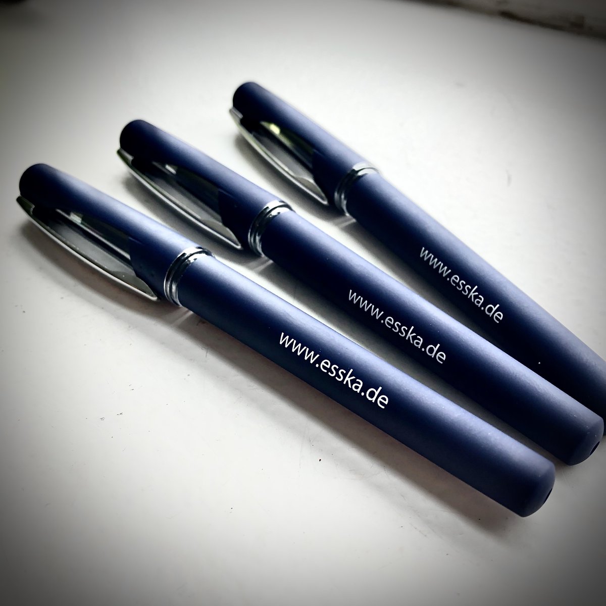 Unsere neuen Kugelschreiber! 🖊🖊🖊 Welche Merch-Artikel habt ihr bei euch im Unternehmen?  

#office #kugelschreiber #industriebedarf #betriebstechnik #work #industrie #b2b #onlineshop #esskade #design #socialmedianews #merchandising