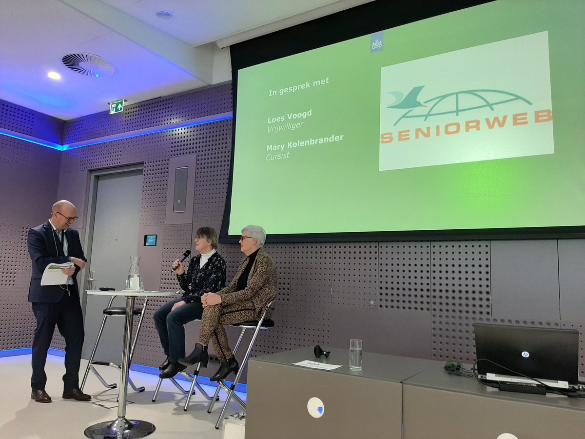 "Ik doe al 10 jaar computercursussen en ik leer elke keer iets nieuws". Cursist Mary en vrijwilliger Loes in gesprek met Bas den Hollander, directeur Digitale Overheid <a href="/MinBZK/">Ministerie van BZK</a> op het #telmeemettaal congres. Meer info over #digitaleinclusie op digitaleoverheid.nl/overzicht-van-…