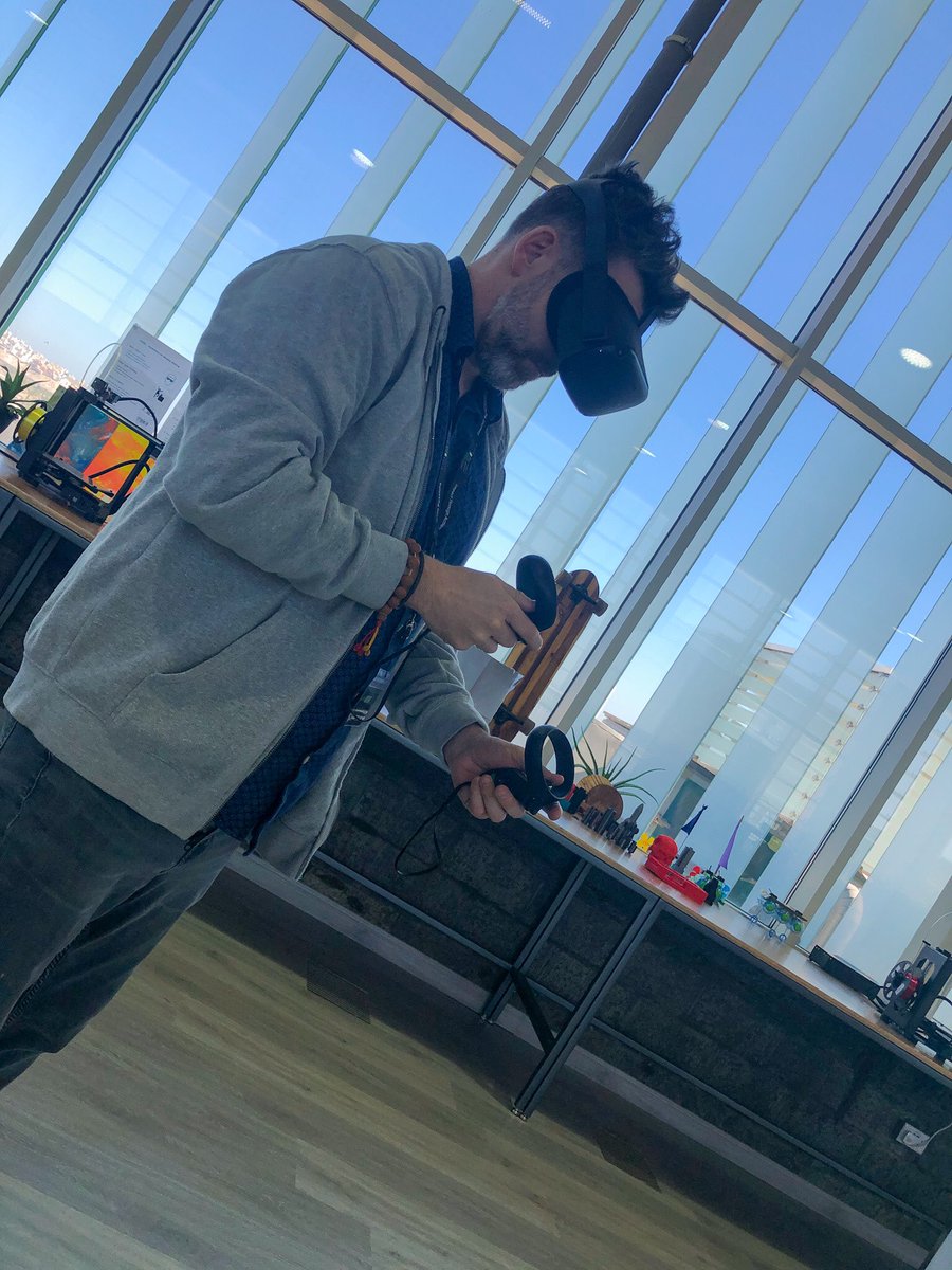 level5bahrain's tweet photo. Using Google Tilt Brush as an emerging art medium and exploring all of the possibilities and implications for our students. #issedu #bahrainedu #edchatmea #arted #artshift #rvisionaries @rvis_bh https://t.co/VlzvfMqAxl