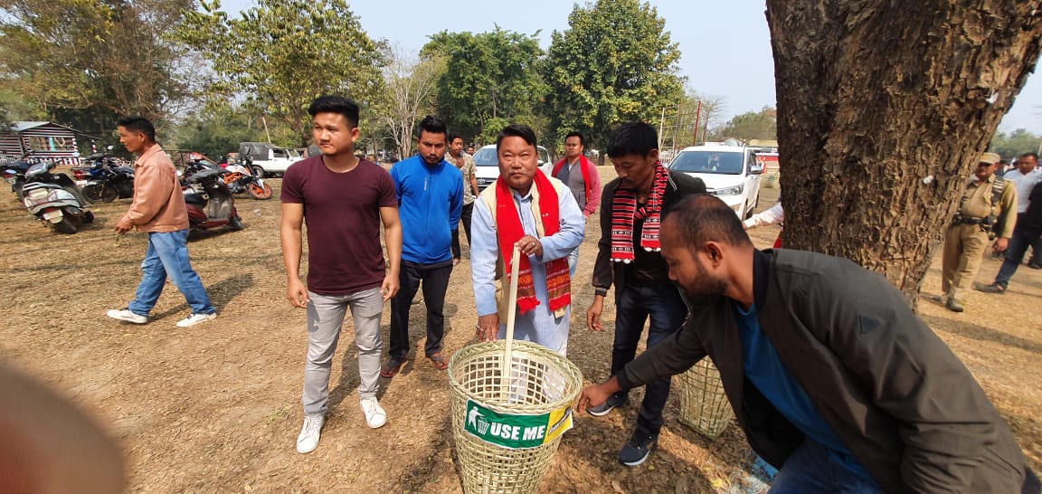 TuliramRonghang's tweet photo. Appreciation to Lightning Sports Club, Dongkamukam for donating waste baskets at #Taralangso for #karbiyouthfestival2020. #KeepTaralangsoClean 

With H/MP @horensingbey, President #KCS Chandrasing Kro, EM Mangalsing Timung, MAC @Richardtokbi1, ex-MLA Bidyasing Engleng, Contd. https://t.co/wOfgam0vDz