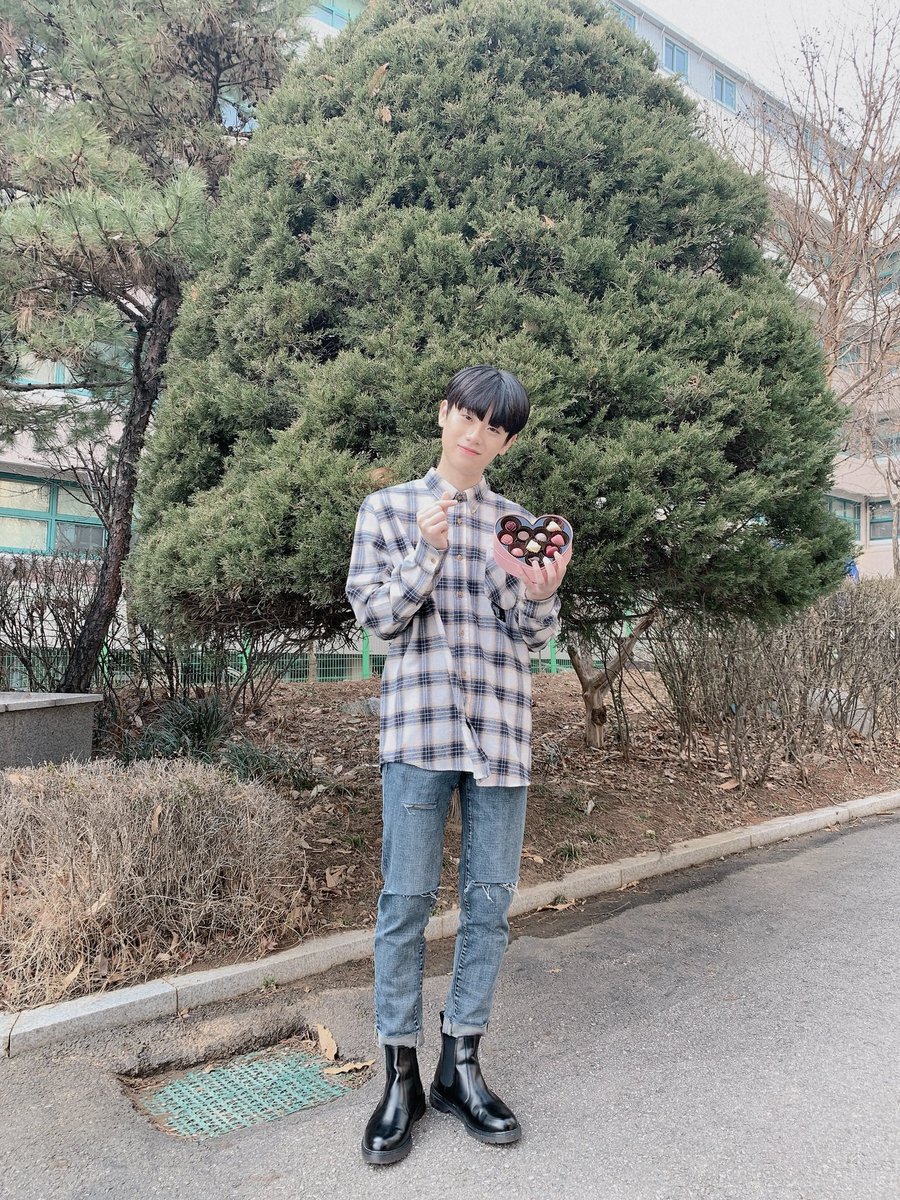 OfficialC9ent's tweet photo. [#금동현]
❤️Happy Valentine’s Day❤️
금랑단 여러분에게 초콜릿 주러 온 금동이 보고가세요~👀

#KEUMDONGHYUN #Happy_Valentine_Day🍫 https://t.co/qcSTEveaE4