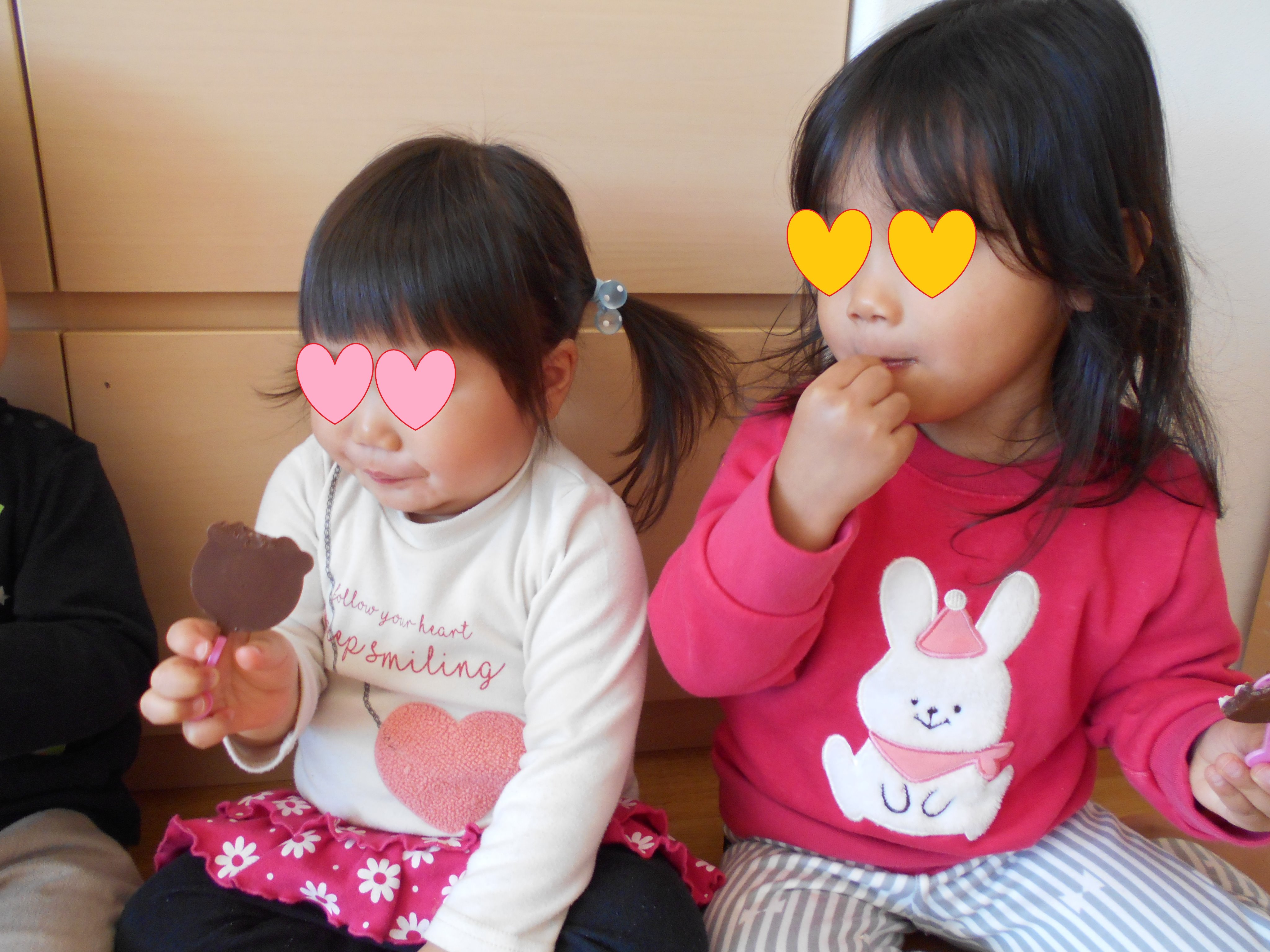 愛恵会乳児院 今日は2月14日 バレンタインデーですね 養育者から子どもたちにバレンタイン のプレゼント ということで おやつの時間にアンパンマンのチョコを食べました アンパンマン ばいきんまん あかちゃんまん など チョコのキャラクター