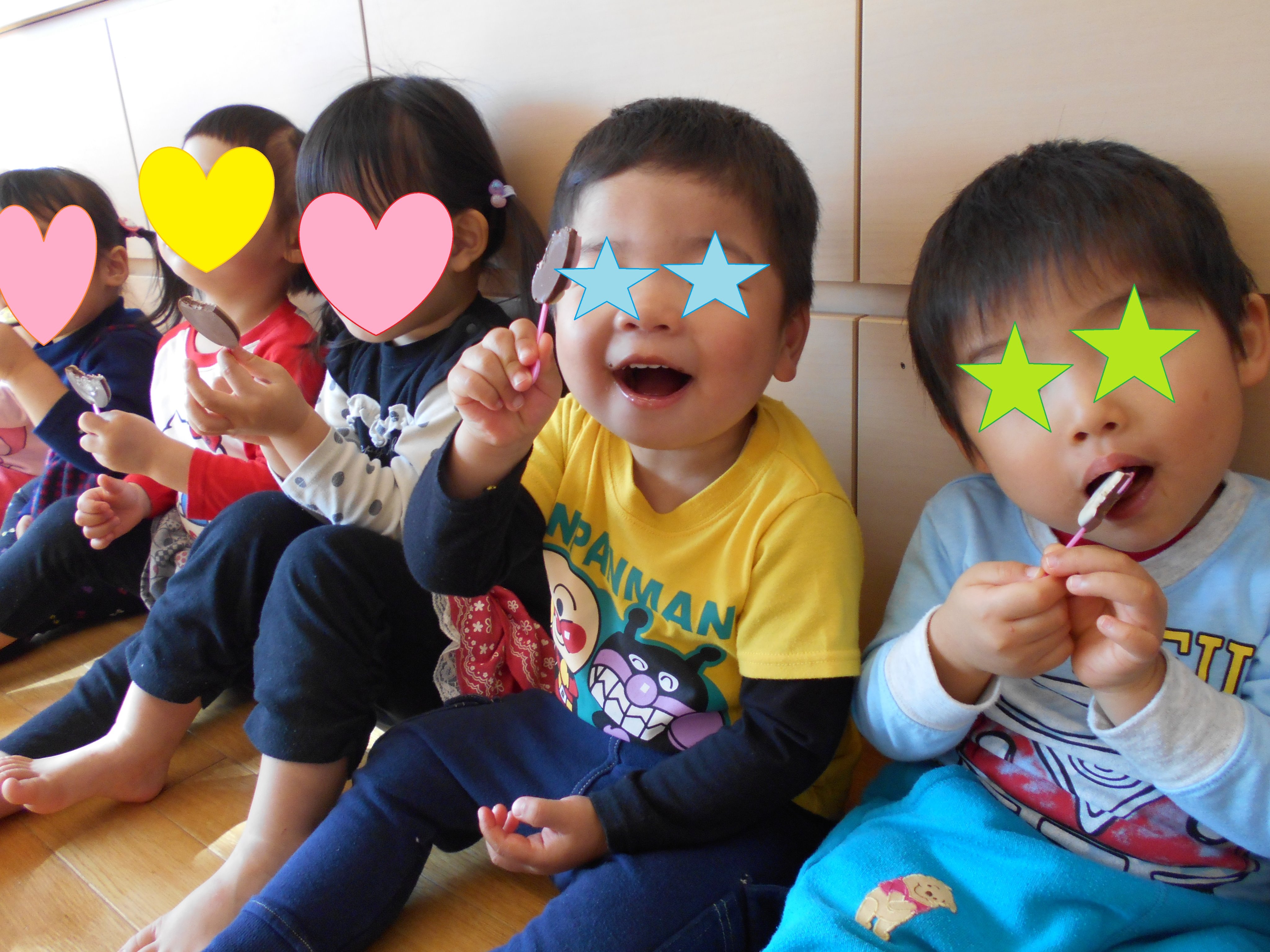 愛恵会乳児院 今日は2月14日 バレンタインデーですね 養育者から子どもたちにバレンタイン のプレゼント ということで おやつの時間にアンパンマンのチョコを食べました アンパンマン ばいきんまん あかちゃんまん など チョコのキャラクター