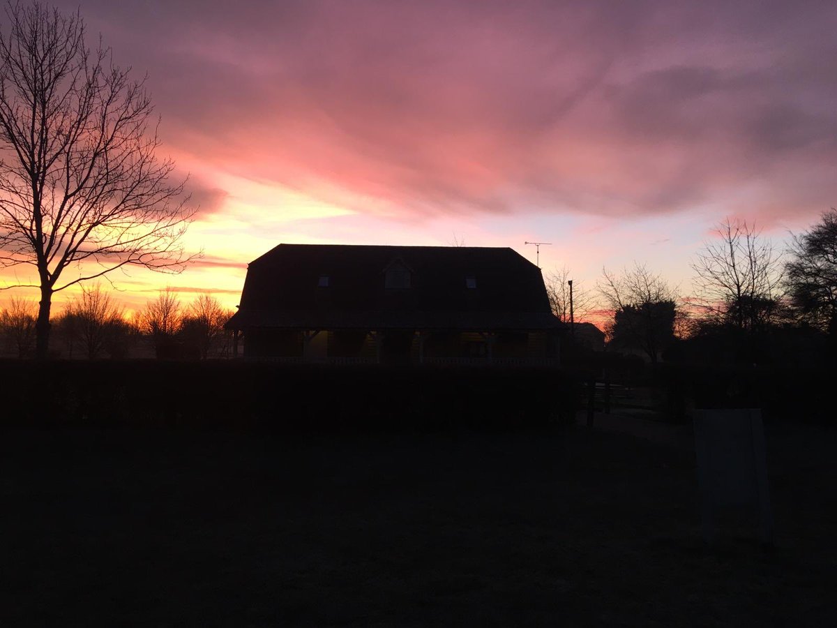 AshValleyGC's tweet image. Beautiful sunrise over the course this morning. Done your Valentine’s Day duty? Come and see us 💓
#hertsgolf #hertfordshiregolf #hertfordshirelife #golf #sunriseoftheday #golfcourse #herts #hertfordshire