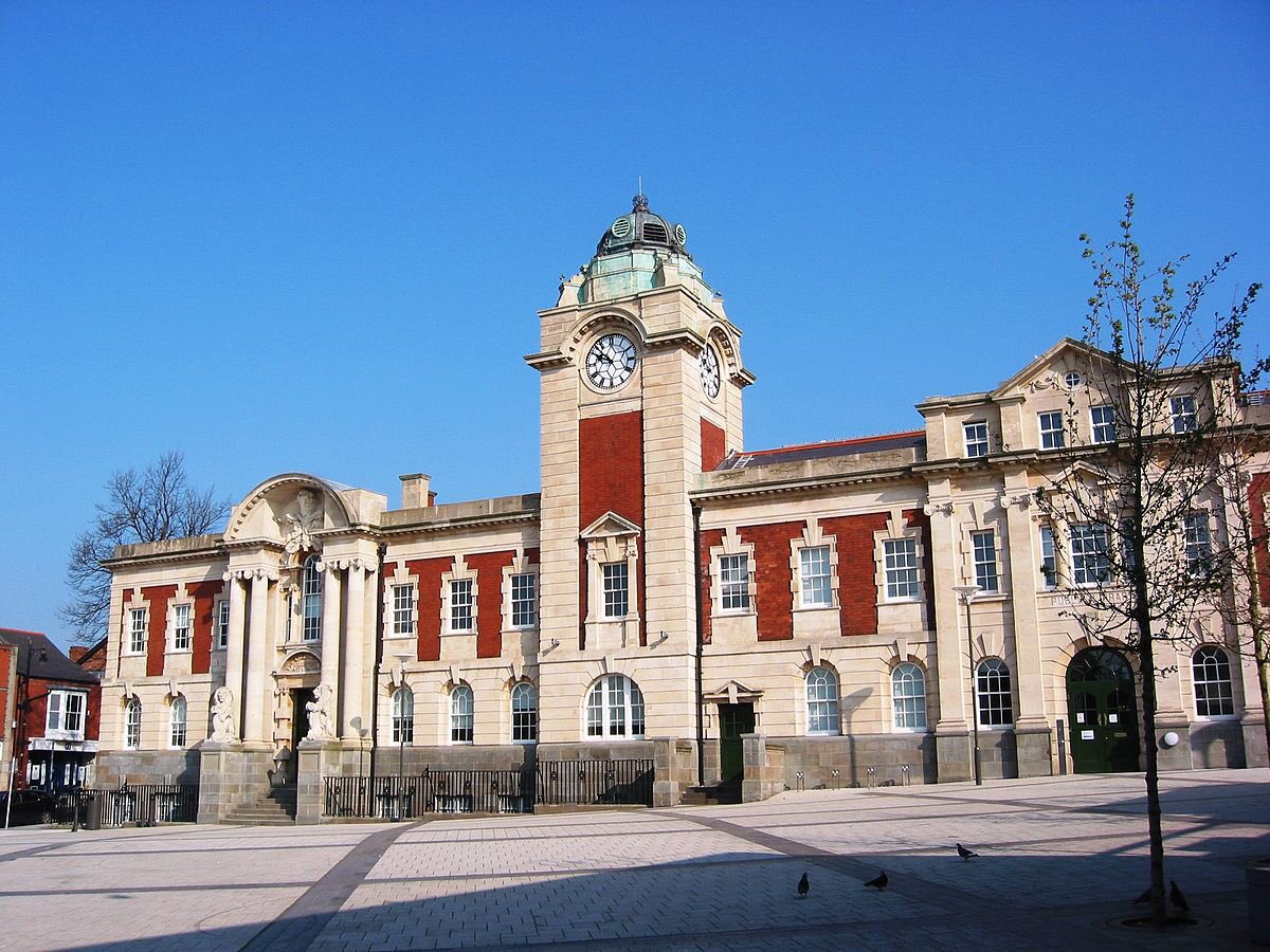HMLRShane's tweet photo. Bore da! A day of learning this week in the stunning Barry Town Hall with @KRobinsonHMLR and representatives from Town and Community Councils in Wales. So very grateful for their time, insight and enthusiasm to helping deliver a comprehensive register @HMLandRegistry @Barry_TC https://t.co/AlGmeakBme