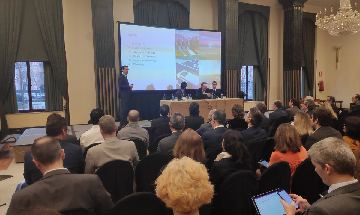 APPA_Renovables's tweet photo. Estamos hoy acompañando al #SocioAPPA #AfryManagementConsulting (anteriormente #Poyry). Presenta la jornada Javier Revuelta, planteando distintos escenarios futuros de #renovables y su impacto en el desarrollo del #almacenamiento. https://t.co/BGBKByAbxD
