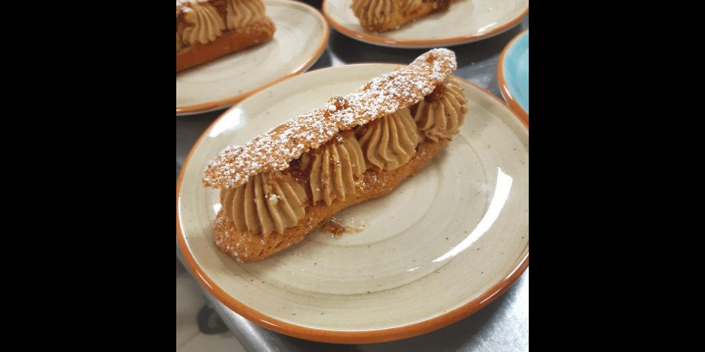 hudi_happiness's tweet photo. Vous avez eu le coup de foudre ? Nous, on a les éclairs !⚡️😆Ils sont faits avec amour par Nassim, un de nos pâtissiers 😍 #éclair #éclairs #GalentinesDay #SaintValentin #SansValentin #Dessert #FaitMaison #HospitalityForGood #Pastry #Pastries #Pâtisserie #RestaurationCollective https://t.co/Jm7nNaMX5K