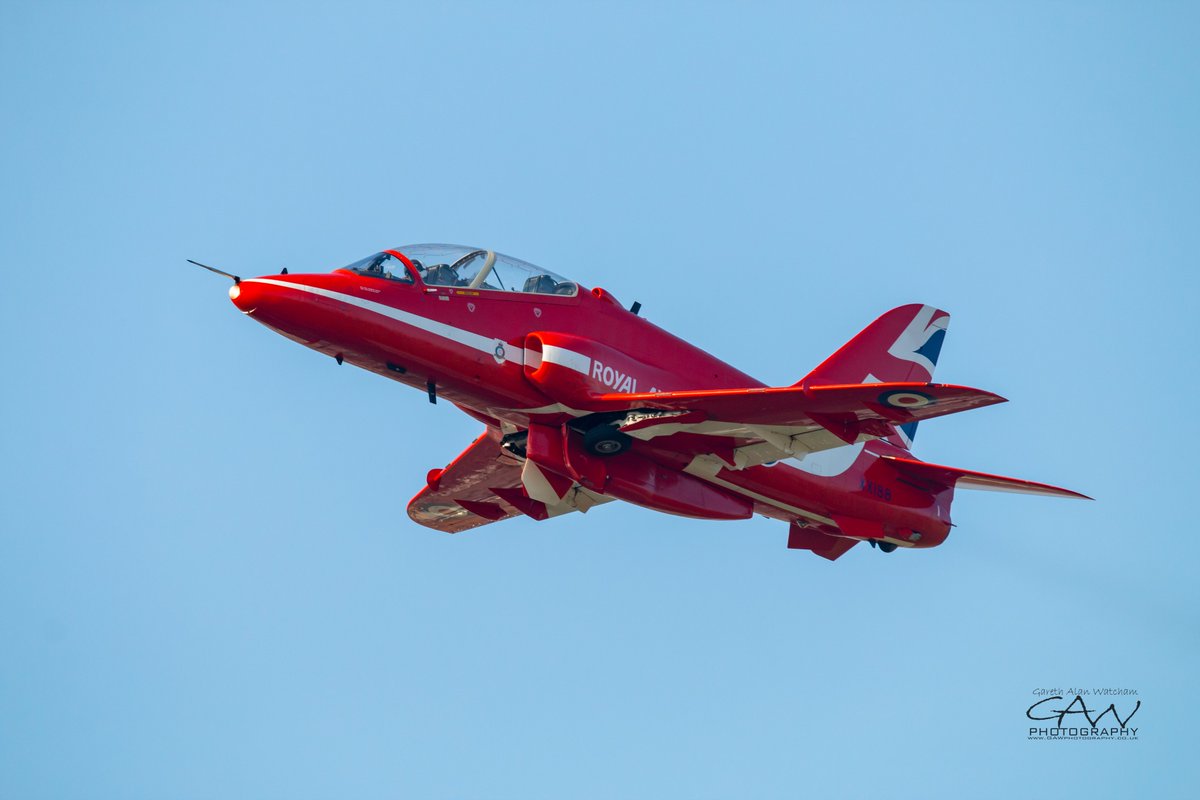 @RAFRed10 over @Humberside Airport last week #RedArrows #HawkT1 #HumbersideAirport ❤️