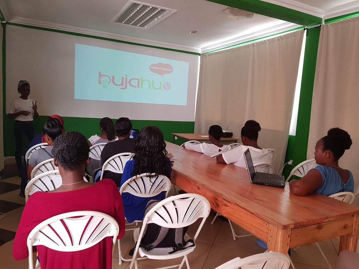 BujaHub's tweet photo. We are ON with the #Digitaladies training session with women entrepreneurs and ICT professionals in #Burundi https://t.co/rJuSAYleWn