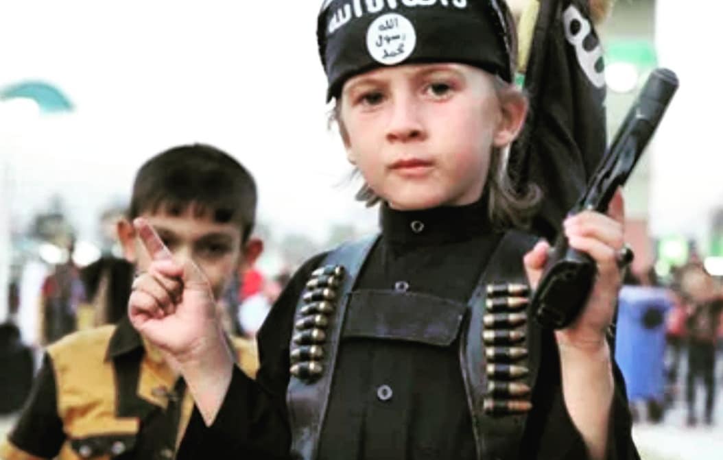 AminSiregar75's tweet photo. Terpikirkah oleh @KPAI_official kalo daya ingat seorg anak sgt kuat mengenai apa yg diajarkan (doktrin) di dlm otaknya. Ideologi radikal menjadi detonator militan dlm otak kecilnya sulit dihilangkan & bisa meledak seiring kedewasaannya.
#TolakAnakISISKembali #ISISGoToHell https://t.co/HuO2T57ely