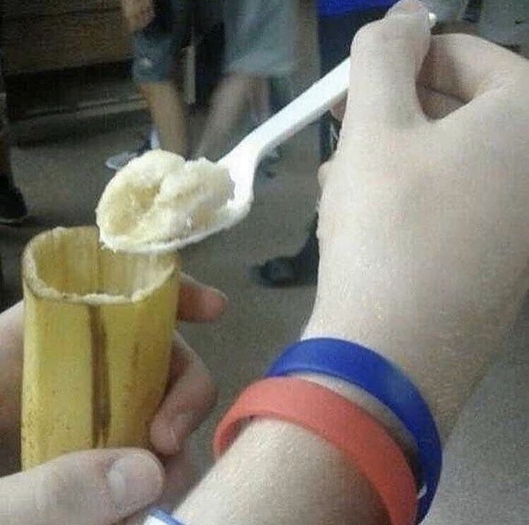 nokuwu's tweet photo. gurises, ustedes comen banana con o sin cuchara? https://t.co/4qV4YjN7k3