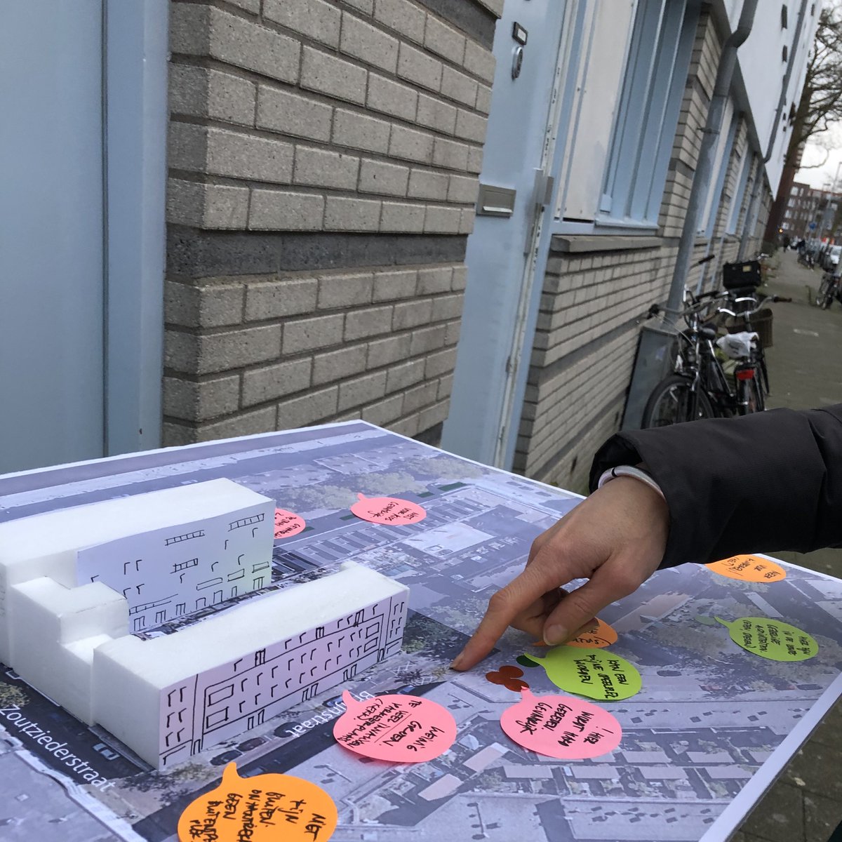 Klimaatkrachtig's tweet photo. Woensdag presenteerden we als team 'Buurtmakers West' ons plan om de Rotterdams wijken @BospolderT
#veerkrachtiger en leefbaarder te maken. Onze aanpak zet de wensen van de bewoners centraal! #klimaatkrachtig #BOTU #socialimpactbydesign lees meer via: https://t.co/GDZP28TLPD https://t.co/C2sCie2THA