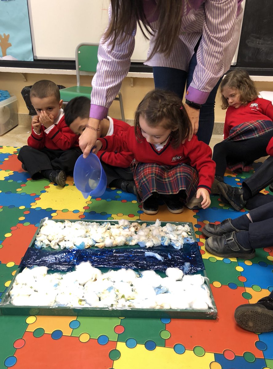 ReginaPacis_RP's tweet photo. Dentro de nuestra aventura por Egipto, los alumnos de infantil, hemos creado una pequeña maqueta que parece el río y sus orillas. En ella hemos sembrado lentejas y alubias. Os iremos contando cómo van creciendo. #ABP #AprendeExperimentando #LosEgipcios https://t.co/M5oYnTPxXc