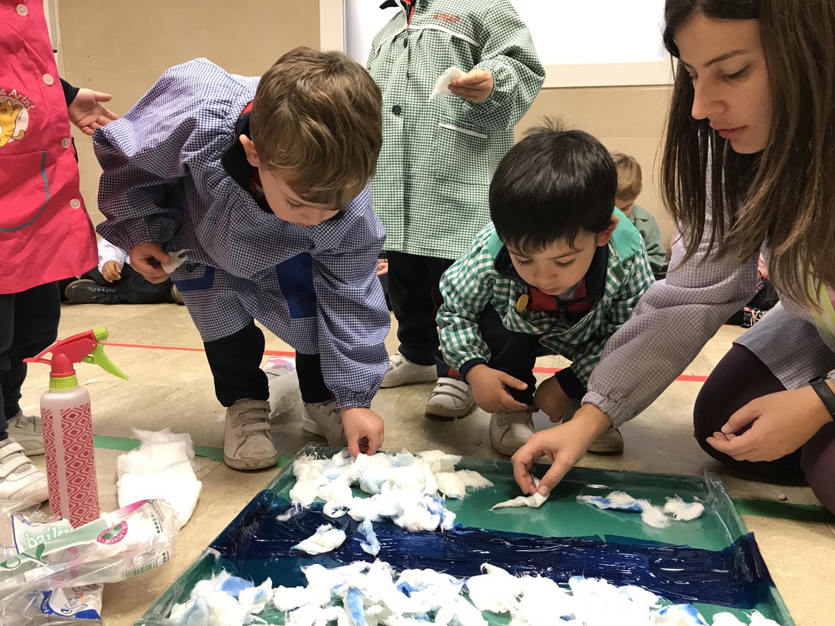 ReginaPacis_RP's tweet photo. Dentro de nuestra aventura por Egipto, los alumnos de infantil, hemos creado una pequeña maqueta que parece el río y sus orillas. En ella hemos sembrado lentejas y alubias. Os iremos contando cómo van creciendo. #ABP #AprendeExperimentando #LosEgipcios https://t.co/M5oYnTPxXc