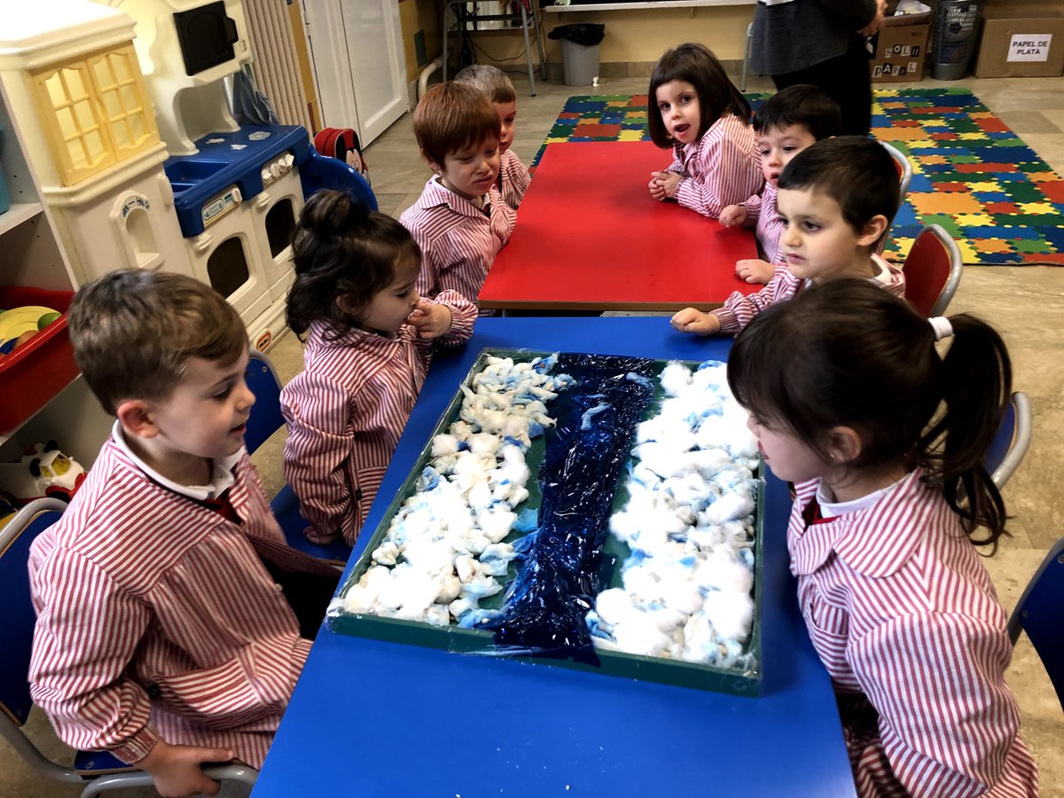 ReginaPacis_RP's tweet photo. Dentro de nuestra aventura por Egipto, los alumnos de infantil, hemos creado una pequeña maqueta que parece el río y sus orillas. En ella hemos sembrado lentejas y alubias. Os iremos contando cómo van creciendo. #ABP #AprendeExperimentando #LosEgipcios https://t.co/M5oYnTPxXc