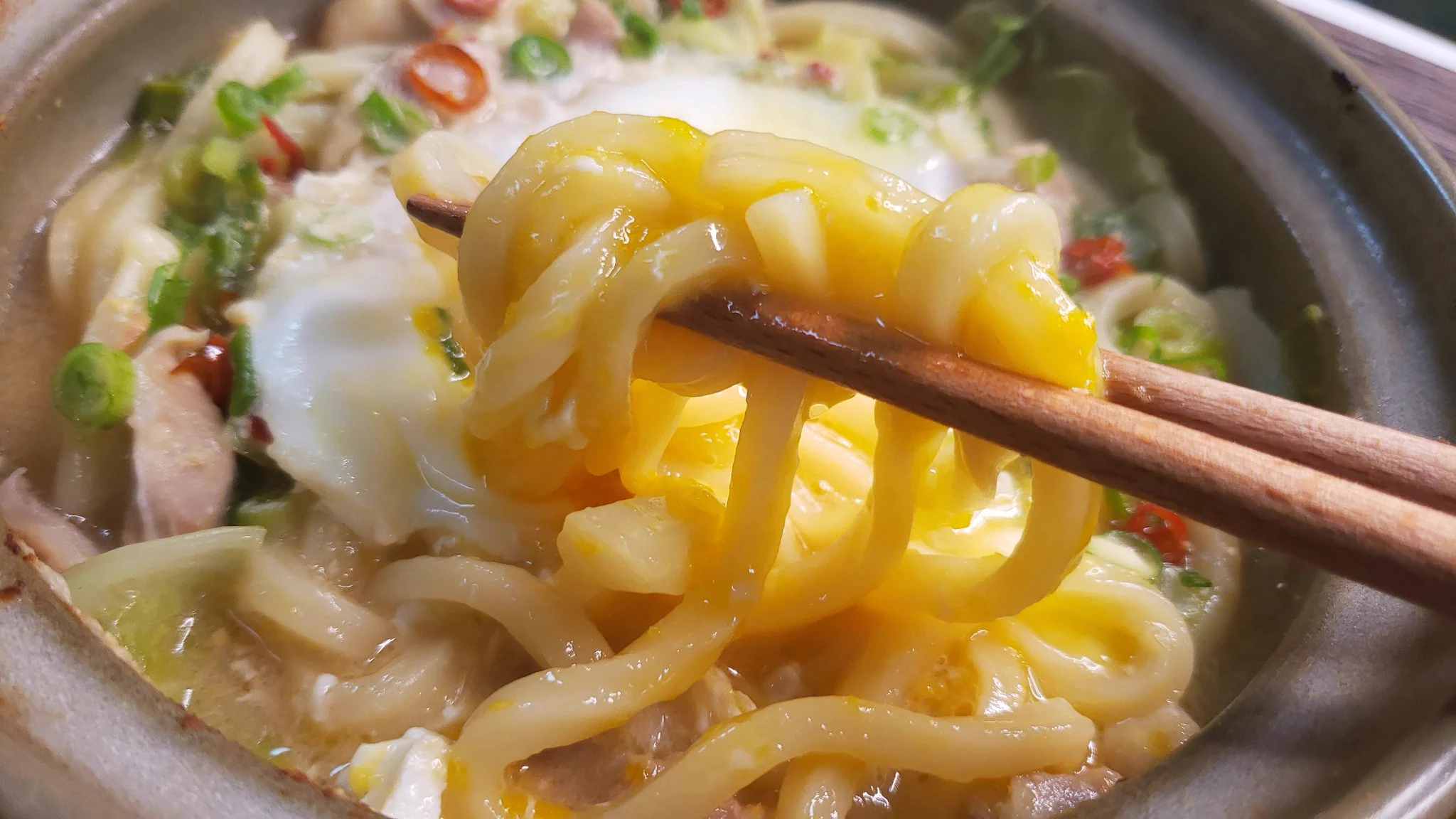 味の足し算で極旨うどんに！味噌バター煮込みうどんのレシピ！