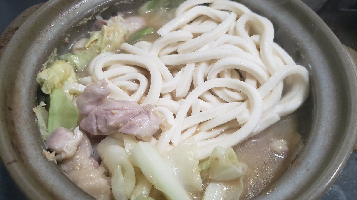 リュウジ 料理のおにいさんバズレシピ On Twitter この世の罪を全て煮込んだような超パワー系うどん 味噌バター煮込みうどん 鍋に水140cc 白だし小5 味噌小4 酒大2 みりん大2 キャベツ80g 鶏肉100g入れ沸かし冷凍うどん1玉 おろしにんにく1片 唐辛子一本