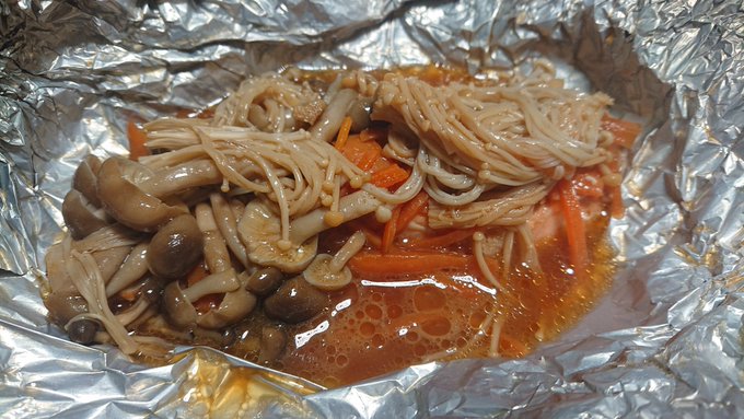 今日は夕飯に鮭のホイル作った～
美味しいんだけど、キノコで鮭が見えない😅 