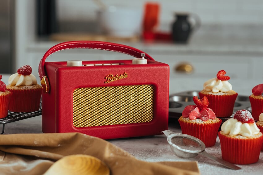 RobertsRadioUK's tweet photo. Forgot a Valentine’s gift? Ring up your local station for a love song dedication, tune in your Revival iStream 3 and act like you had it sorted all along. #iStream3 #ValentinesDay #Gift #Red #RobertsRadio #Roberts #Radio #Vintage #Retro #Design https://t.co/oVS7ZPNOSG