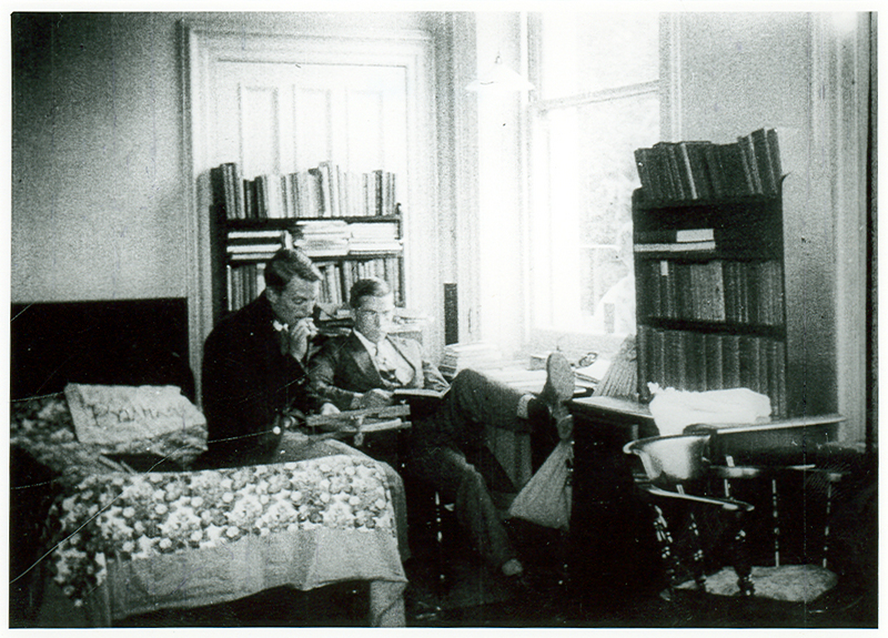 UniOfExeterHASS's tweet photo. For today's #flashbackfriday check out this image of a 1930s bedroom in Reed Hall from Exeter Heritage Collections.
...
#flashback #throwback #reedhall #study #alumni #exeter #exeterforever #exeteruni #exeteruniversity #uni
@Exalumni @Exeter_Students @UoEHeritageColl https://t.co/A3pFBkts1N