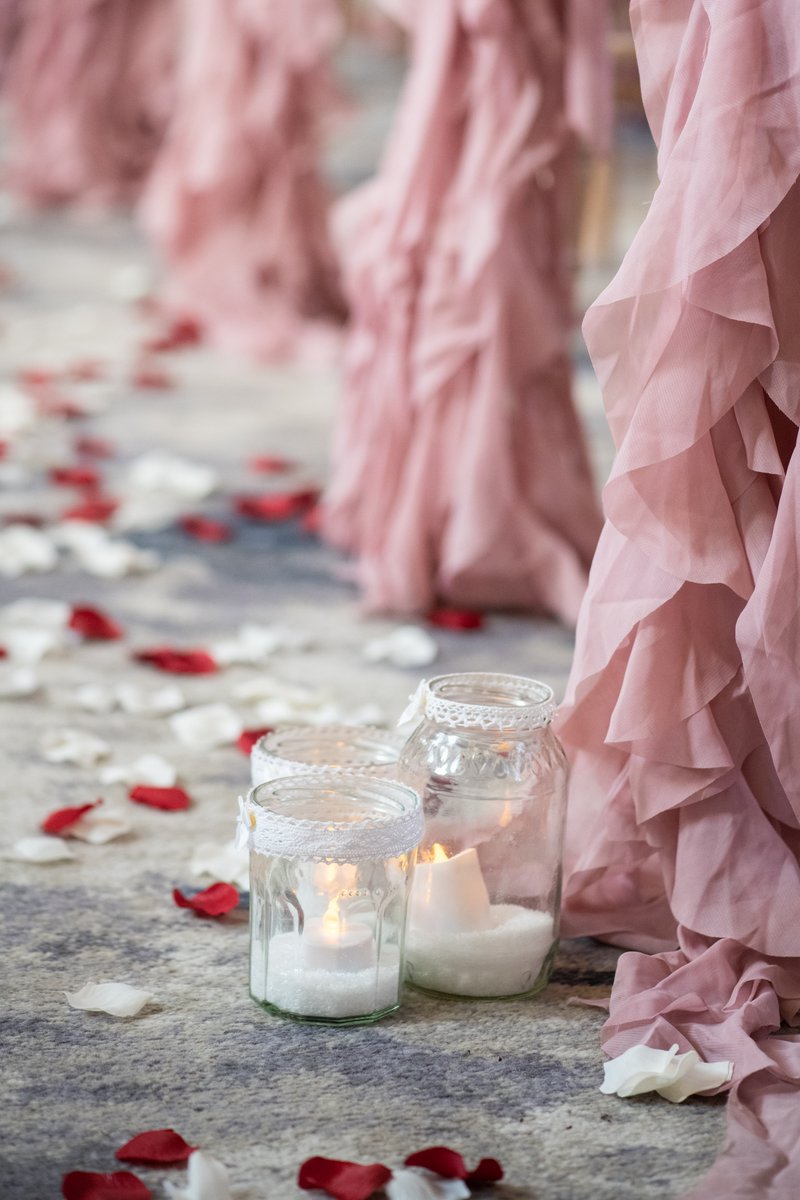 Happy Valentine's Day! On this romantic day, we'd like to share some beautiful photos from a wedding here a couple of months ago 😍 Photos taken by Lyndsey Challis Photography #wedding #FromMarriottWithLove #weddingvenue #weddingphotography