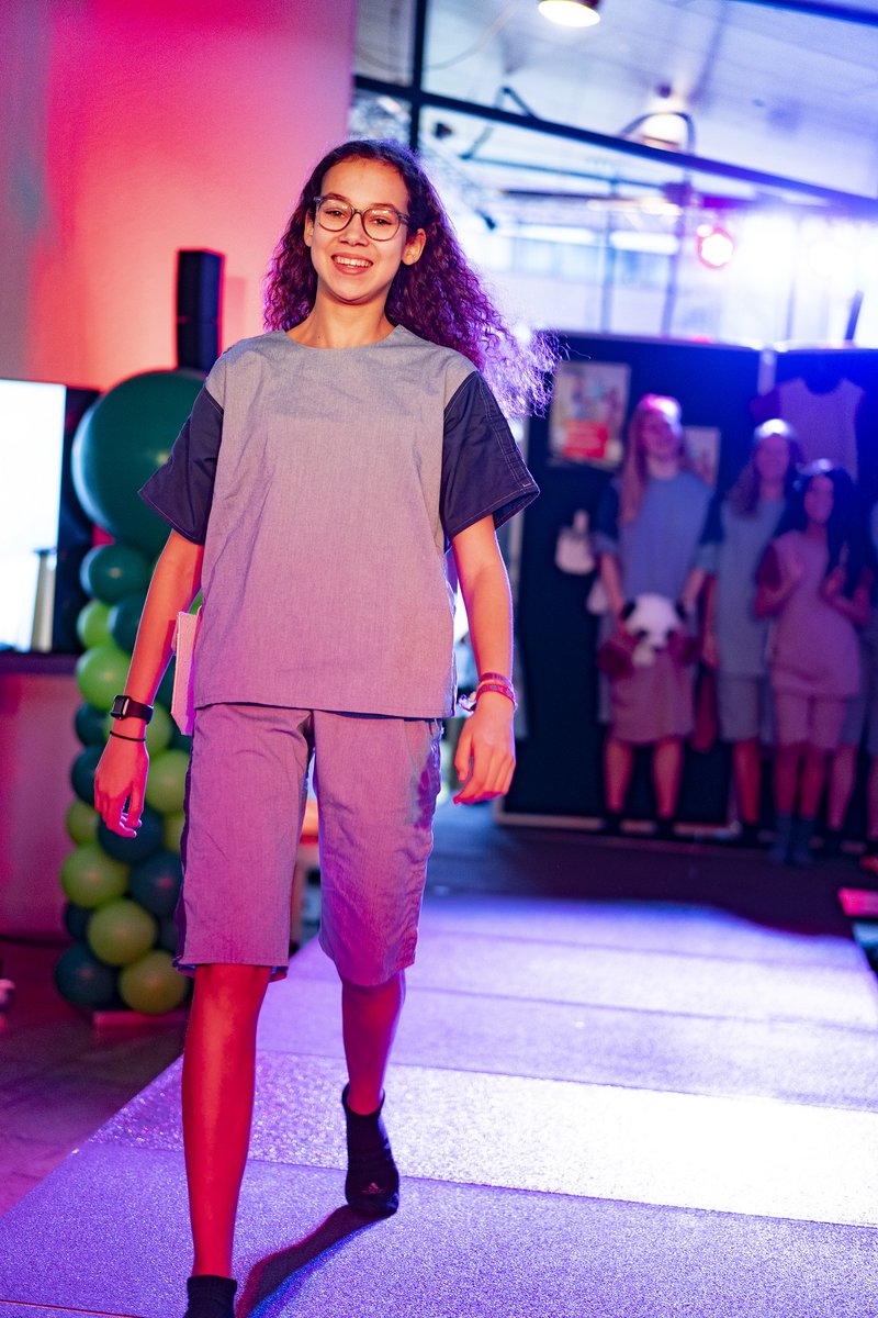 HetWKZ's tweet photo. Vandaag zijn de nieuwe OK-jasjes geshowd! Op initiatief van de Kinderraad is voor WKZ patiënten een nieuw jasje ontwikkeld samen met @TLatcham. Een geweldig initiatief waarin jonge patiënten, een jonge ontwerper én verschillende afdelingen van het ziekenhuis hebben samengewerkt! https://t.co/vK8e0no7PJ