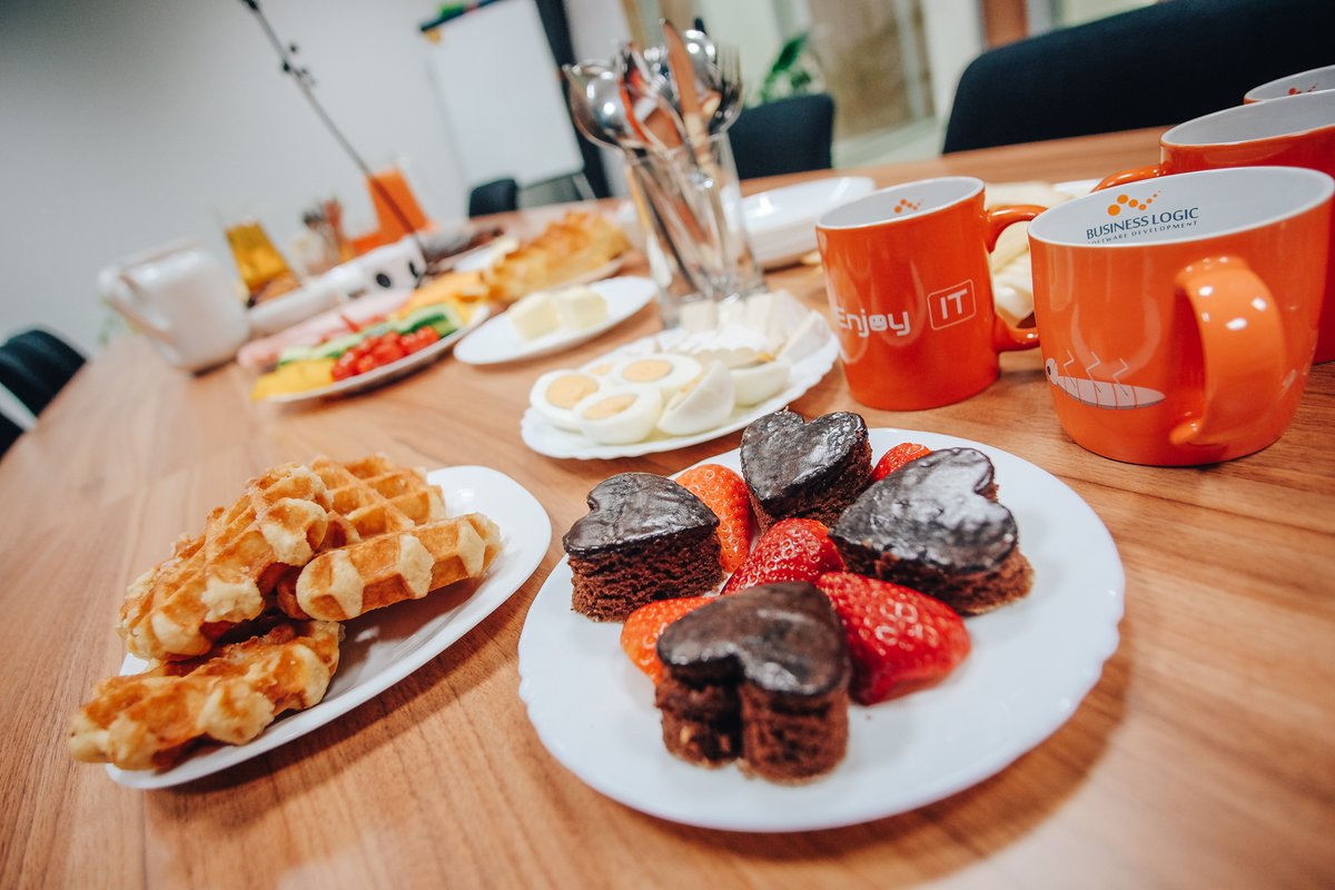 BlogicCZ's tweet image. Láska prochází žaludkem! 😋 V Blogicu jsme si toho vědomi, proto jsme pro naše milované kolegy připravili vydatnou snídani přímo od 🧡! Všem přejeme krásný dnešní den. 🌹 #valentyn #blogic