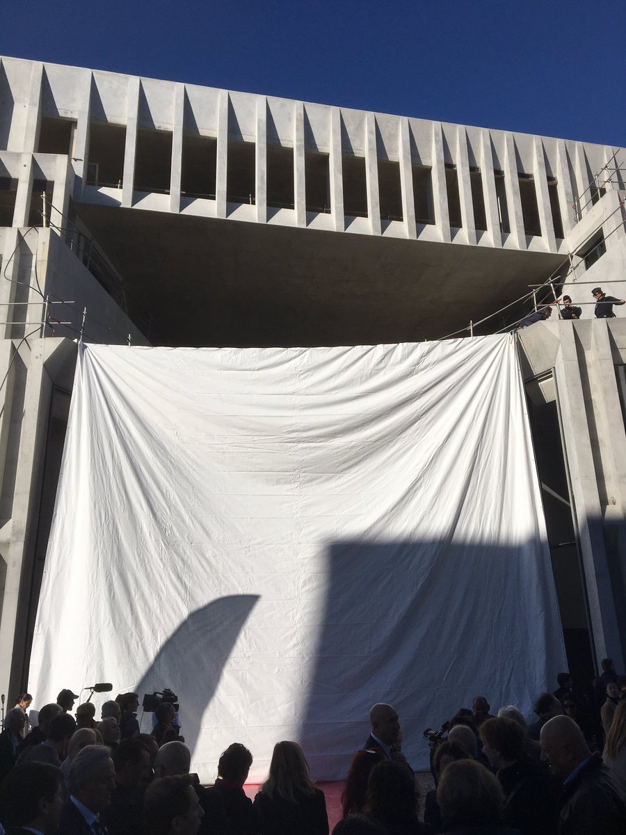 CACPLOfficiel's tweet photo. 📍 Dévoilement de l’immense hall d’entrée du Campus Universitaire de #Cannes, qui comprendra :
➡️ 4 445 m2 pour l’Université,
➡️ 300 m2 pour le Crous,
➡️ 2 020 m2 pour la Cité des entreprises,
➡️ 1 375 m2 de locaux communs.
🚎 Desservi par la ligne de « bus-tram » #PalmExpress. https://t.co/PgBpsv70Wh