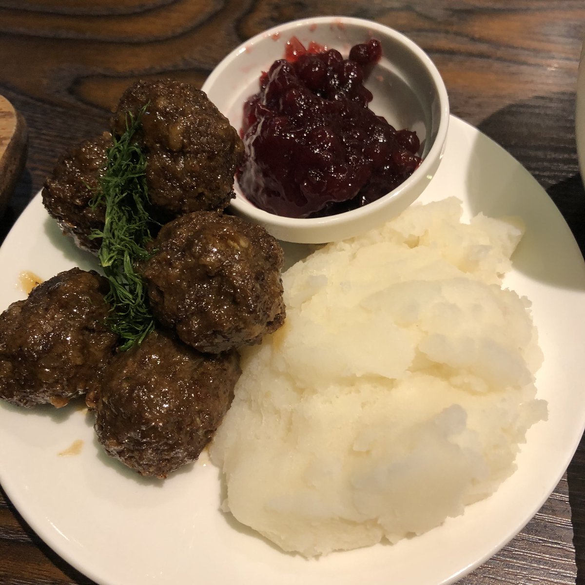 norwayyumenet's tweet photo. ようやくノーザンにやって来ました！まずは1階の北欧カフェと北欧ミニマーケットを立ち寄りました🇳🇴🇸🇪🇫🇮🇩🇰🇮🇸 『わたしの糸』を置いて下さり、tusen takkです。お料理も美味しいです。
#tnlf 
#アクアビットジャパン https://t.co/IrUrX8L6zM