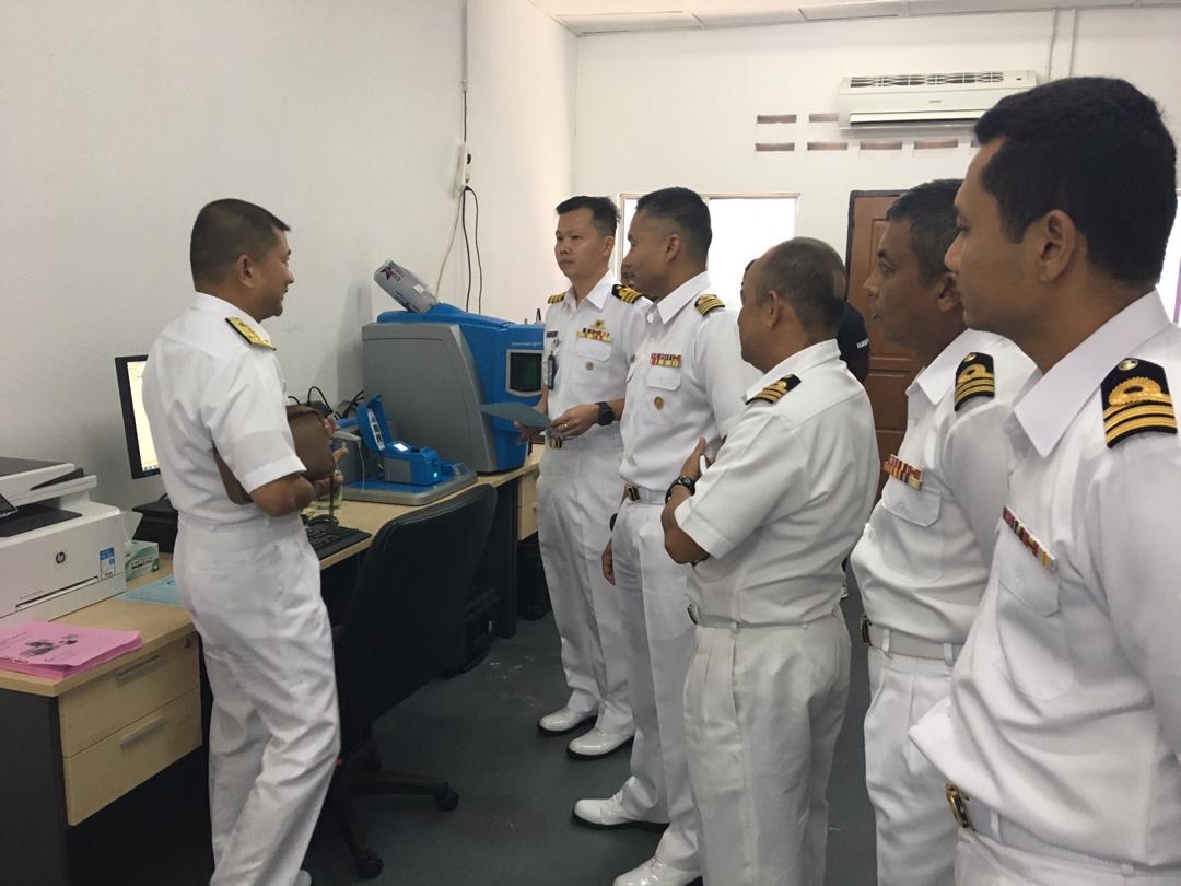 JutraCPKA's tweet photo. AKS Kejuruteraan YBhg Datuk @Adli_Ch melawat makmal CBMA. Beliau, pengurusan CPKA dan Tim CBMA berkongsi pandangan dalam memantapkan fungsi/impak makmal tersebut. #engineeringCOE #ConditionBased #navypeople @izam3369 https://t.co/aeqOr1W7E8