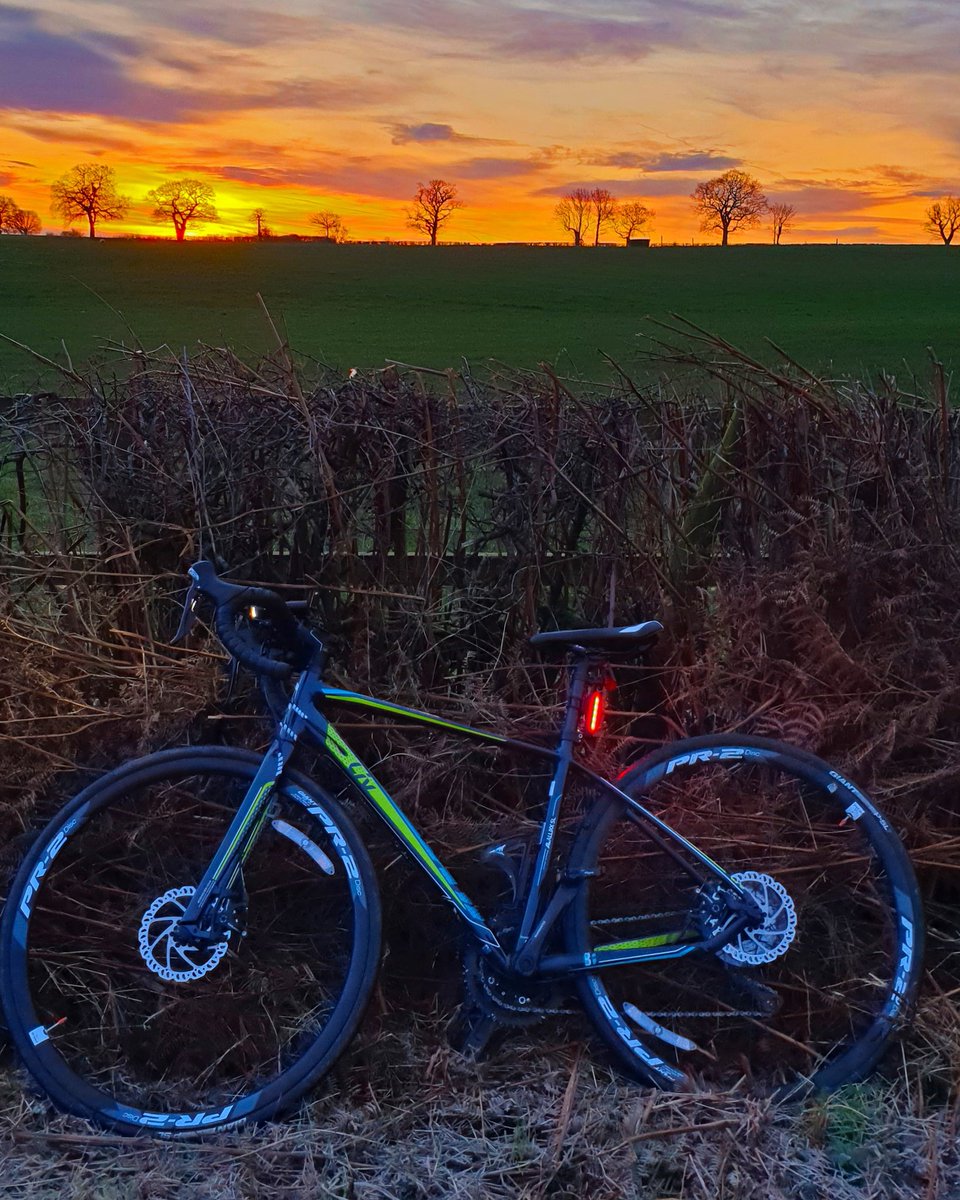 FibraxLtd's tweet photo. What better way to enjoy a sunrise than on a bike? The perks of a work commute by bike.
#anybikeanywhere #fibraxuk #fibraxcontrol #cycling #commute #cyclingcomponents #ukmanufacturer #roadbike #sunrise #walesneverfails  #enjoylife #cyclismo #landscape #WinterBikeToWorkDay https://t.co/3skhWSp4F2