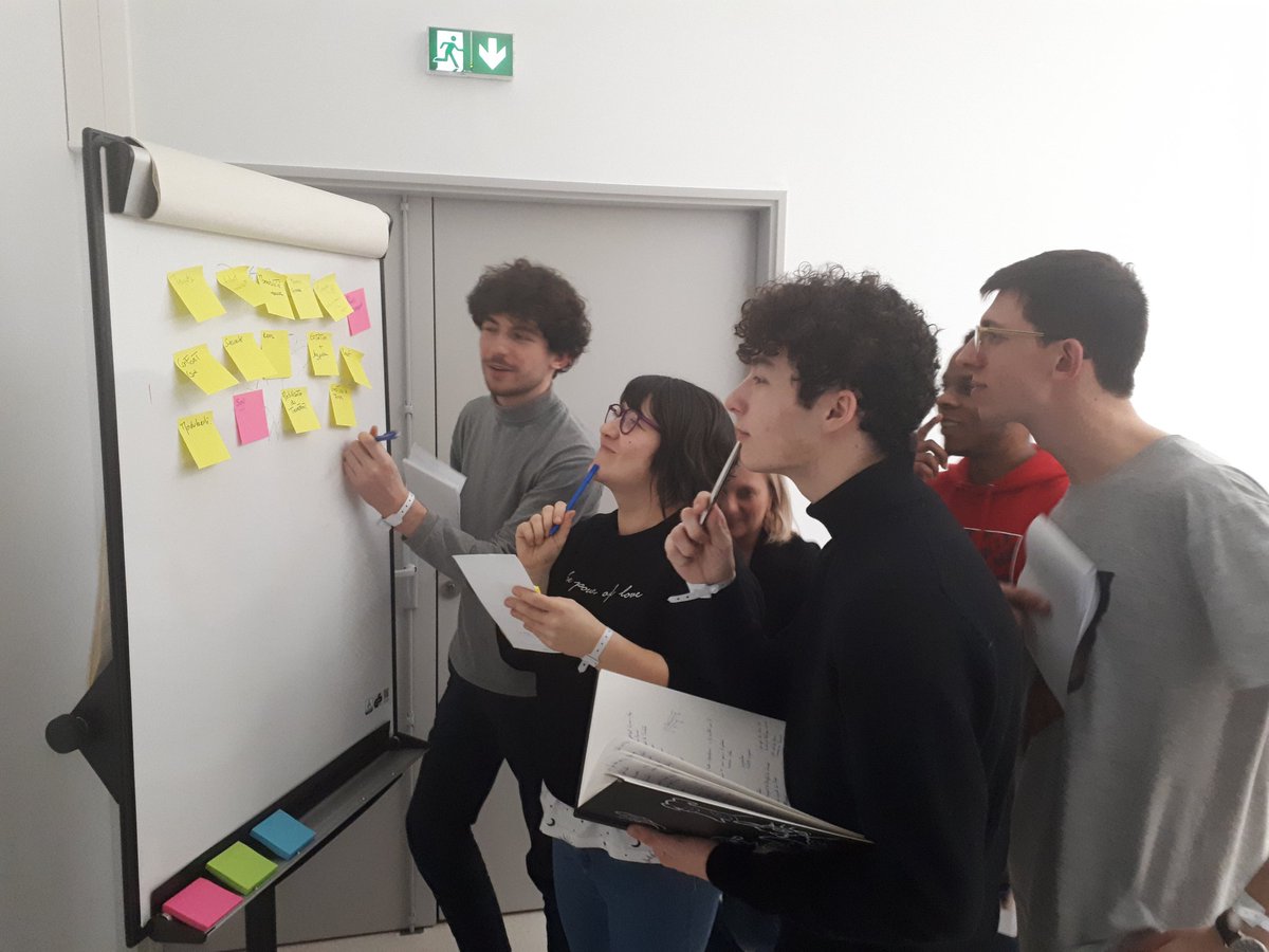 Noolitic's tweet image. #conceptroom5 et voilà le groupe A-brancard en pleine réflexion! Ils sont au top.