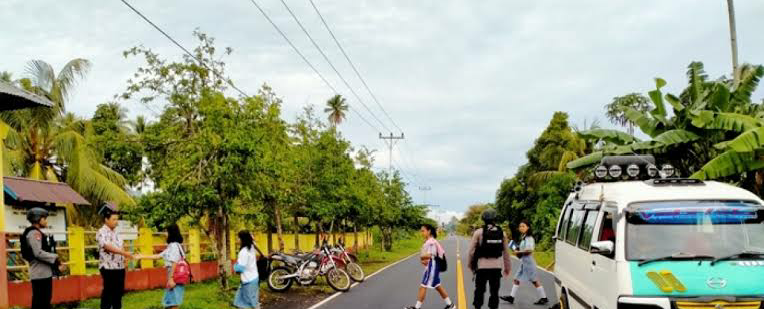 Harianternate's tweet photo. Brimob Kompi 1 Batalyon A Pelopor Polda Maluku utara yang dipimpin oleh Brigpol Melkianus Bandari melaksanakan patroli motor sekaligus mengatur lalu lintas jalan raya di depan SMU  #BrimobHalut #Lalulintas #malukuutara https://t.co/rjZEcmpnNy https://t.co/3gMczwuQy3
