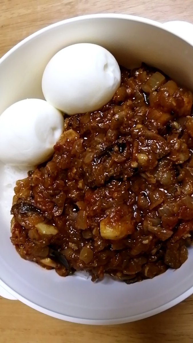 tonkichi33's tweet image. ビーフカレーとゆで卵。丼にしてあります。めっちゃ辛いカレーにゆで卵が合います。丼はDAISOの即席ラーメンのレンチン用。色々便利。
#BeefCurry #BoiledEggCurry #DAISO