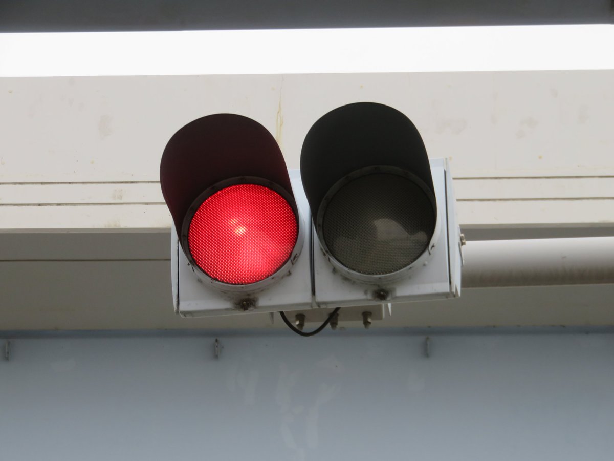 浮島のレア信号機 ・右も左も赤灯(左は点滅右点灯) ・黄の下に、もう一