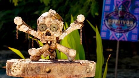 JoseRRojas's tweet photo. @MikeThieling rumor has it, the eyes on the immunity idol are fire tokens. What is your opinion on this? https://t.co/NLQOr7ybuZ