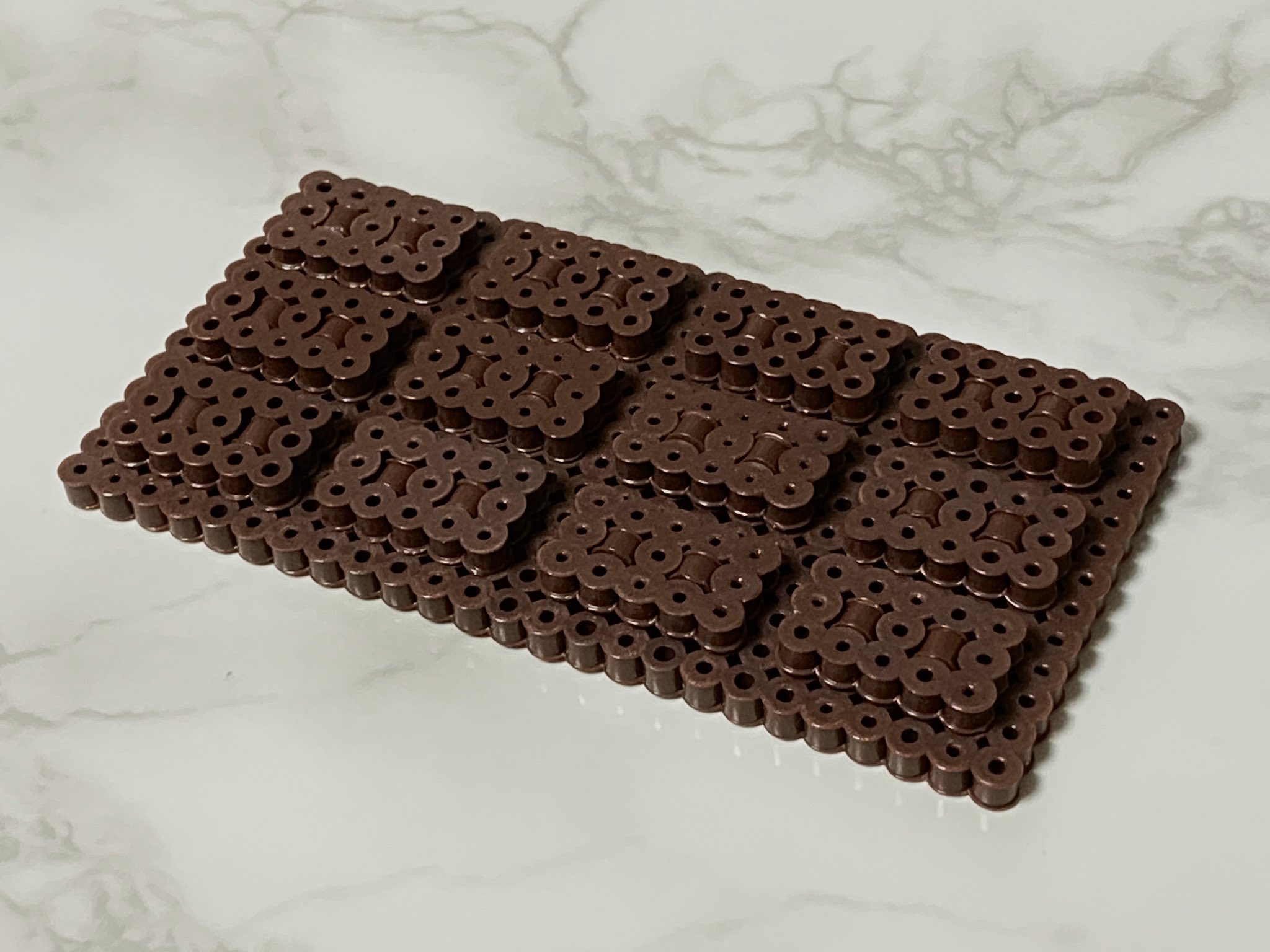 Sappoi さっぽい 立体アイロンビーズ バレンタインなので アイロンビーズで板チョコ作ってみました 銀紙巻いたらそれっぽくなった 接着剤不使用です アイロンビーズ 立体アイロンビーズ Perlerbeads パーラービーズ T Co 5s9nhp8vfa