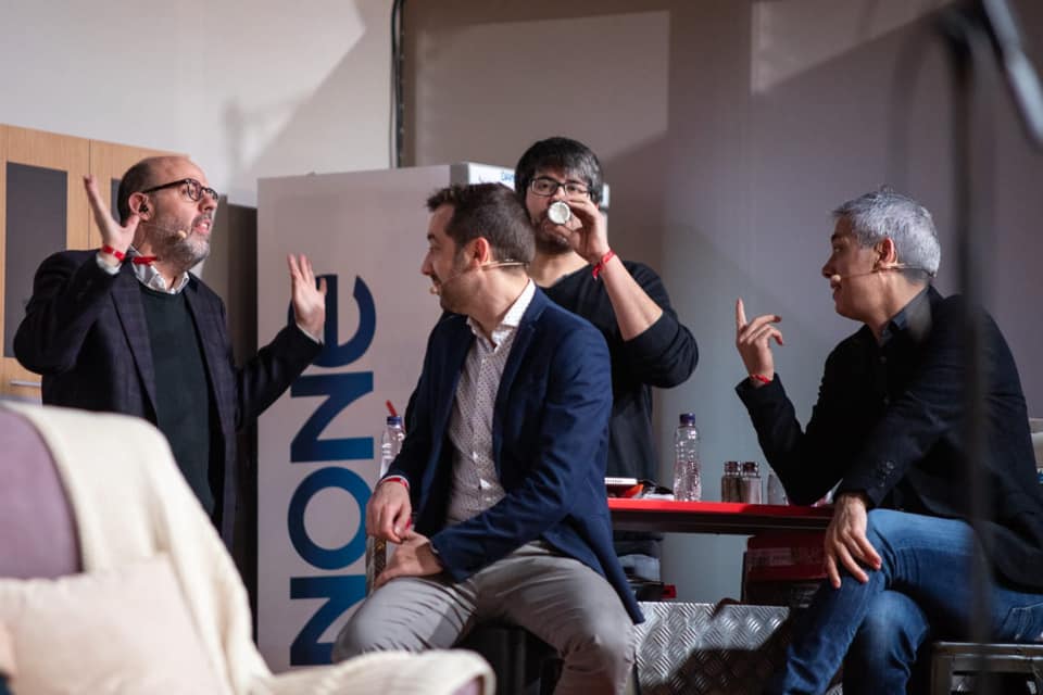 ArcoirisLS's tweet image. 📻 'RAC 1 CAP PER AVALL', @rac1 celebra el Día Mundial de la Radio con 16 horas de retransmisión en directo con público desde el ‘Palau de Congressos de Barcelona’.🎤👭👬
📸 @rac1 - @ Events
#diaRAC1 #RadioCapPerAvall #arcoirislightingsystems #iluminacionbcn #iluminacioneventos