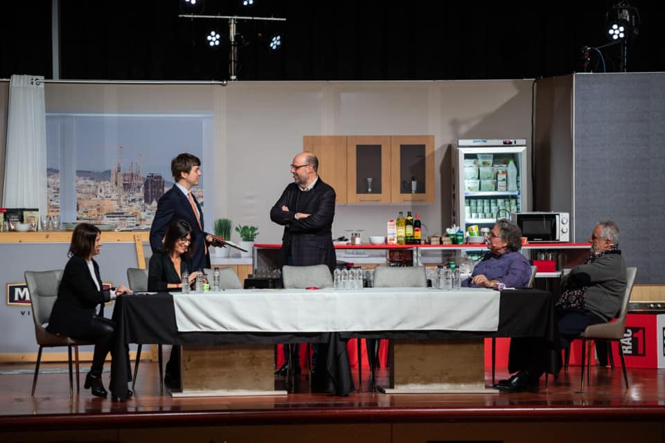 ArcoirisLS's tweet image. 📻 'RAC 1 CAP PER AVALL', @rac1 celebra el Día Mundial de la Radio con 16 horas de retransmisión en directo con público desde el ‘Palau de Congressos de Barcelona’.🎤👭👬
📸 @rac1 - @ Events
#diaRAC1 #RadioCapPerAvall #arcoirislightingsystems #iluminacionbcn #iluminacioneventos