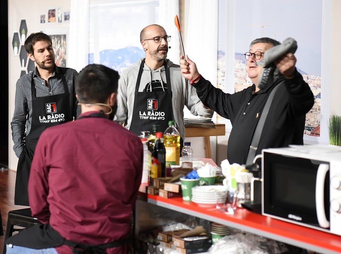 ArcoirisLS's tweet image. 📻 'RAC 1 CAP PER AVALL', @rac1 celebra el Día Mundial de la Radio con 16 horas de retransmisión en directo con público desde el ‘Palau de Congressos de Barcelona’.🎤👭👬
📸 @rac1 - @ Events
#diaRAC1 #RadioCapPerAvall #arcoirislightingsystems #iluminacionbcn #iluminacioneventos